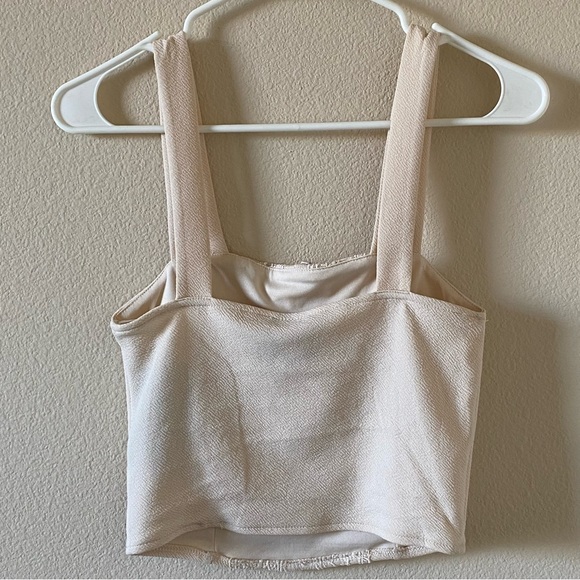 Beautiful Cream Detailed Top - Picture 2 of 3